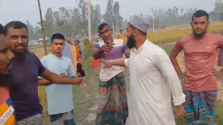 অশ্লীল গান বাজানো নিষেধ করায় মসজিদের ইমামকে মারধর